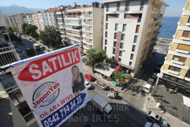 Mithatpaşa Caddesinde Deniz Manzaralı 3 Cepheli 170 M2 Satılık Daire